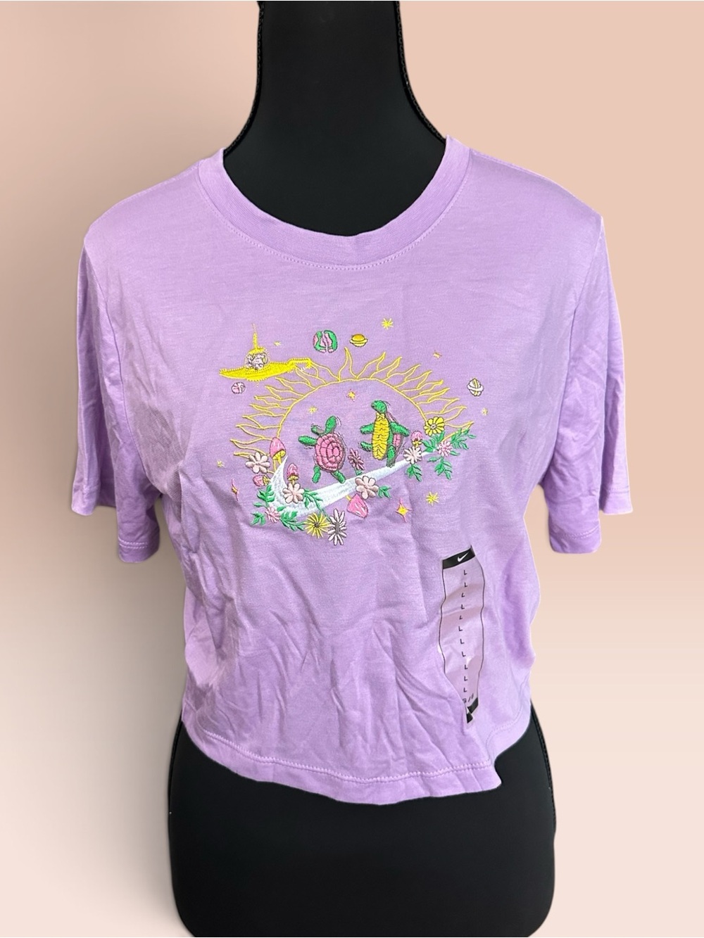 NWT women's Nike cropped graphic t-shirt in light lavender purple
